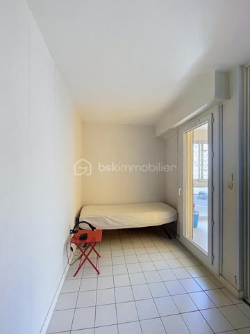 À moins d'une minute à pied de la plage et en plein centre-ville, découvrez cet appartement de 43 m², situé au 2ᵉ étage d’une résidence calme et bien entretenue.

Son emplacement permet de profiter pleinement du mode de vie de La Grande Motte : plage, commerces et commodités accessibles à pied, sans avoir besoin de prendre la voiture.

L’appartement bénéficie de deux espaces extérieurs d’environ 4 m² chacun, avec un balcon ainsi qu’une loggia, offrant des espaces supplémentaires particulièrement appréciables.

Côté nuit, le bien propose une configuration intéressante et modulable avec :

- un coin chambre ouvert sur la loggia ;
- une alcôve avec fenêtre, idéale pour un couchage supplémentaire, un bureau ou un espace à aménager selon vos besoins.

La salle d’eau a déjà été rénovée. La cuisine pourra quant à elle être modernisée et personnalisée afin de créer un intérieur à votre image.

Parmi ses autres atouts :

- Double vitrage sur l’ensemble de l’appartement
- Ravalement de façade réalisé
- Résidence calme et bien entretenue
- 2ᵉ étage sans ascenseur
- Emplacement central à proximité immédiate de la plage

Autre avantage important : les charges de copropriété comprennent l’eau froide, l’eau chaude ainsi que le chauffage collectif au sol, maintenu à 19 °C, permettant de bénéficier d’un confort appréciable tout au long de l’année.

Un appartement à fort potentiel, idéal aussi bien pour une résidence secondaire que pour un pied-à-terre en bord de mer ou un investissement locatif.

Une belle opportunité à découvrir sans tarder !

 Contactez moi dès maintenant pour organiser une visite et découvrir tout le potentiel de ce bien.
