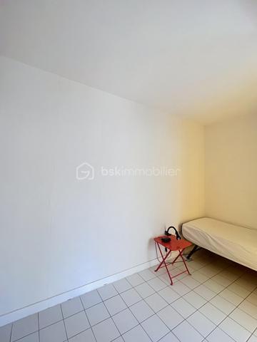 À moins d'une minute à pied de la plage et en plein centre-ville, découvrez cet appartement de 43 m², situé au 2ᵉ étage d’une résidence calme et bien entretenue.

Son emplacement permet de profiter pleinement du mode de vie de La Grande Motte : plage, commerces et commodités accessibles à pied, sans avoir besoin de prendre la voiture.

L’appartement bénéficie de deux espaces extérieurs d’environ 4 m² chacun, avec un balcon ainsi qu’une loggia, offrant des espaces supplémentaires particulièrement appréciables.

Côté nuit, le bien propose une configuration intéressante et modulable avec :

- un coin chambre ouvert sur la loggia ;
- une alcôve avec fenêtre, idéale pour un couchage supplémentaire, un bureau ou un espace à aménager selon vos besoins.

La salle d’eau a déjà été rénovée. La cuisine pourra quant à elle être modernisée et personnalisée afin de créer un intérieur à votre image.

Parmi ses autres atouts :

- Double vitrage sur l’ensemble de l’appartement
- Ravalement de façade réalisé
- Résidence calme et bien entretenue
- 2ᵉ étage sans ascenseur
- Emplacement central à proximité immédiate de la plage

Autre avantage important : les charges de copropriété comprennent l’eau froide, l’eau chaude ainsi que le chauffage collectif au sol, maintenu à 19 °C, permettant de bénéficier d’un confort appréciable tout au long de l’année.

Un appartement à fort potentiel, idéal aussi bien pour une résidence secondaire que pour un pied-à-terre en bord de mer ou un investissement locatif.

Une belle opportunité à découvrir sans tarder !

 Contactez moi dès maintenant pour organiser une visite et découvrir tout le potentiel de ce bien.