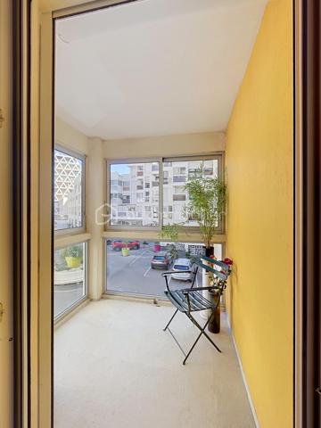À moins d'une minute à pied de la plage et en plein centre-ville, découvrez cet appartement de 43 m², situé au 2ᵉ étage d’une résidence calme et bien entretenue.

Son emplacement permet de profiter pleinement du mode de vie de La Grande Motte : plage, commerces et commodités accessibles à pied, sans avoir besoin de prendre la voiture.

L’appartement bénéficie de deux espaces extérieurs d’environ 4 m² chacun, avec un balcon ainsi qu’une loggia, offrant des espaces supplémentaires particulièrement appréciables.

Côté nuit, le bien propose une configuration intéressante et modulable avec :

- un coin chambre ouvert sur la loggia ;
- une alcôve avec fenêtre, idéale pour un couchage supplémentaire, un bureau ou un espace à aménager selon vos besoins.

La salle d’eau a déjà été rénovée. La cuisine pourra quant à elle être modernisée et personnalisée afin de créer un intérieur à votre image.

Parmi ses autres atouts :

- Double vitrage sur l’ensemble de l’appartement
- Ravalement de façade réalisé
- Résidence calme et bien entretenue
- 2ᵉ étage sans ascenseur
- Emplacement central à proximité immédiate de la plage

Autre avantage important : les charges de copropriété comprennent l’eau froide, l’eau chaude ainsi que le chauffage collectif au sol, maintenu à 19 °C, permettant de bénéficier d’un confort appréciable tout au long de l’année.

Un appartement à fort potentiel, idéal aussi bien pour une résidence secondaire que pour un pied-à-terre en bord de mer ou un investissement locatif.

Une belle opportunité à découvrir sans tarder !

 Contactez moi dès maintenant pour organiser une visite et découvrir tout le potentiel de ce bien.