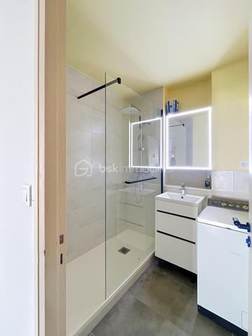 À moins d'une minute à pied de la plage et en plein centre-ville, découvrez cet appartement de 43 m², situé au 2ᵉ étage d’une résidence calme et bien entretenue.

Son emplacement permet de profiter pleinement du mode de vie de La Grande Motte : plage, commerces et commodités accessibles à pied, sans avoir besoin de prendre la voiture.

L’appartement bénéficie de deux espaces extérieurs d’environ 4 m² chacun, avec un balcon ainsi qu’une loggia, offrant des espaces supplémentaires particulièrement appréciables.

Côté nuit, le bien propose une configuration intéressante et modulable avec :

- un coin chambre ouvert sur la loggia ;
- une alcôve avec fenêtre, idéale pour un couchage supplémentaire, un bureau ou un espace à aménager selon vos besoins.

La salle d’eau a déjà été rénovée. La cuisine pourra quant à elle être modernisée et personnalisée afin de créer un intérieur à votre image.

Parmi ses autres atouts :

- Double vitrage sur l’ensemble de l’appartement
- Ravalement de façade réalisé
- Résidence calme et bien entretenue
- 2ᵉ étage sans ascenseur
- Emplacement central à proximité immédiate de la plage

Autre avantage important : les charges de copropriété comprennent l’eau froide, l’eau chaude ainsi que le chauffage collectif au sol, maintenu à 19 °C, permettant de bénéficier d’un confort appréciable tout au long de l’année.

Un appartement à fort potentiel, idéal aussi bien pour une résidence secondaire que pour un pied-à-terre en bord de mer ou un investissement locatif.

Une belle opportunité à découvrir sans tarder !

 Contactez moi dès maintenant pour organiser une visite et découvrir tout le potentiel de ce bien.
