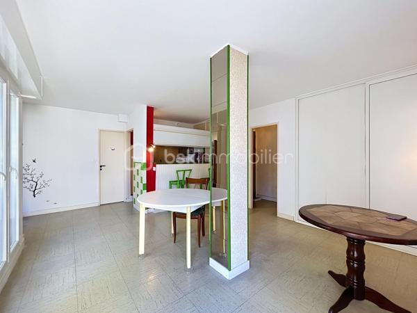 À moins d'une minute à pied de la plage et en plein centre-ville, découvrez cet appartement de 43 m², situé au 2ᵉ étage d’une résidence calme et bien entretenue.

Son emplacement permet de profiter pleinement du mode de vie de La Grande Motte : plage, commerces et commodités accessibles à pied, sans avoir besoin de prendre la voiture.

L’appartement bénéficie de deux espaces extérieurs d’environ 4 m² chacun, avec un balcon ainsi qu’une loggia, offrant des espaces supplémentaires particulièrement appréciables.

Côté nuit, le bien propose une configuration intéressante et modulable avec :

- un coin chambre ouvert sur la loggia ;
- une alcôve avec fenêtre, idéale pour un couchage supplémentaire, un bureau ou un espace à aménager selon vos besoins.

La salle d’eau a déjà été rénovée. La cuisine pourra quant à elle être modernisée et personnalisée afin de créer un intérieur à votre image.

Parmi ses autres atouts :

- Double vitrage sur l’ensemble de l’appartement
- Ravalement de façade réalisé
- Résidence calme et bien entretenue
- 2ᵉ étage sans ascenseur
- Emplacement central à proximité immédiate de la plage

Autre avantage important : les charges de copropriété comprennent l’eau froide, l’eau chaude ainsi que le chauffage collectif au sol, maintenu à 19 °C, permettant de bénéficier d’un confort appréciable tout au long de l’année.

Un appartement à fort potentiel, idéal aussi bien pour une résidence secondaire que pour un pied-à-terre en bord de mer ou un investissement locatif.

Une belle opportunité à découvrir sans tarder !

 Contactez moi dès maintenant pour organiser une visite et découvrir tout le potentiel de ce bien.
