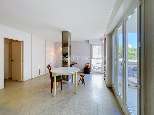 À moins d'une minute à pied de la plage et en plein centre-ville, découvrez cet appartement de 43 m², situé au 2ᵉ étage d’une résidence calme et bien entretenue.

Son emplacement permet de profiter pleinement du mode de vie de La Grande Motte : plage, commerces et commodités accessibles à pied, sans avoir besoin de prendre la voiture.

L’appartement bénéficie de deux espaces extérieurs d’environ 4 m² chacun, avec un balcon ainsi qu’une loggia, offrant des espaces supplémentaires particulièrement appréciables.

Côté nuit, le bien propose une configuration intéressante et modulable avec :

- un coin chambre ouvert sur la loggia ;
- une alcôve avec fenêtre, idéale pour un couchage supplémentaire, un bureau ou un espace à aménager selon vos besoins.

La salle d’eau a déjà été rénovée. La cuisine pourra quant à elle être modernisée et personnalisée afin de créer un intérieur à votre image.

Parmi ses autres atouts :

- Double vitrage sur l’ensemble de l’appartement
- Ravalement de façade réalisé
- Résidence calme et bien entretenue
- 2ᵉ étage sans ascenseur
- Emplacement central à proximité immédiate de la plage

Autre avantage important : les charges de copropriété comprennent l’eau froide, l’eau chaude ainsi que le chauffage collectif au sol, maintenu à 19 °C, permettant de bénéficier d’un confort appréciable tout au long de l’année.

Un appartement à fort potentiel, idéal aussi bien pour une résidence secondaire que pour un pied-à-terre en bord de mer ou un investissement locatif.

Une belle opportunité à découvrir sans tarder !

 Contactez moi dès maintenant pour organiser une visite et découvrir tout le potentiel de ce bien.