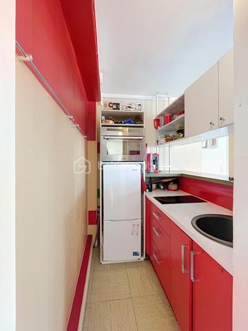 À moins d'une minute à pied de la plage et en plein centre-ville, découvrez cet appartement de 43 m², situé au 2ᵉ étage d’une résidence calme et bien entretenue.

Son emplacement permet de profiter pleinement du mode de vie de La Grande Motte : plage, commerces et commodités accessibles à pied, sans avoir besoin de prendre la voiture.

L’appartement bénéficie de deux espaces extérieurs d’environ 4 m² chacun, avec un balcon ainsi qu’une loggia, offrant des espaces supplémentaires particulièrement appréciables.

Côté nuit, le bien propose une configuration intéressante et modulable avec :

- un coin chambre ouvert sur la loggia ;
- une alcôve avec fenêtre, idéale pour un couchage supplémentaire, un bureau ou un espace à aménager selon vos besoins.

La salle d’eau a déjà été rénovée. La cuisine pourra quant à elle être modernisée et personnalisée afin de créer un intérieur à votre image.

Parmi ses autres atouts :

- Double vitrage sur l’ensemble de l’appartement
- Ravalement de façade réalisé
- Résidence calme et bien entretenue
- 2ᵉ étage sans ascenseur
- Emplacement central à proximité immédiate de la plage

Autre avantage important : les charges de copropriété comprennent l’eau froide, l’eau chaude ainsi que le chauffage collectif au sol, maintenu à 19 °C, permettant de bénéficier d’un confort appréciable tout au long de l’année.

Un appartement à fort potentiel, idéal aussi bien pour une résidence secondaire que pour un pied-à-terre en bord de mer ou un investissement locatif.

Une belle opportunité à découvrir sans tarder !

 Contactez moi dès maintenant pour organiser une visite et découvrir tout le potentiel de ce bien.