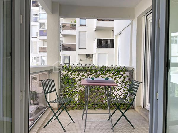 À moins d'une minute à pied de la plage et en plein centre-ville, découvrez cet appartement de 43 m², situé au 2ᵉ étage d’une résidence calme et bien entretenue.

Son emplacement permet de profiter pleinement du mode de vie de La Grande Motte : plage, commerces et commodités accessibles à pied, sans avoir besoin de prendre la voiture.

L’appartement bénéficie de deux espaces extérieurs d’environ 4 m² chacun, avec un balcon ainsi qu’une loggia, offrant des espaces supplémentaires particulièrement appréciables.

Côté nuit, le bien propose une configuration intéressante et modulable avec :

- un coin chambre ouvert sur la loggia ;
- une alcôve avec fenêtre, idéale pour un couchage supplémentaire, un bureau ou un espace à aménager selon vos besoins.

La salle d’eau a déjà été rénovée. La cuisine pourra quant à elle être modernisée et personnalisée afin de créer un intérieur à votre image.

Parmi ses autres atouts :

- Double vitrage sur l’ensemble de l’appartement
- Ravalement de façade réalisé
- Résidence calme et bien entretenue
- 2ᵉ étage sans ascenseur
- Emplacement central à proximité immédiate de la plage

Autre avantage important : les charges de copropriété comprennent l’eau froide, l’eau chaude ainsi que le chauffage collectif au sol, maintenu à 19 °C, permettant de bénéficier d’un confort appréciable tout au long de l’année.

Un appartement à fort potentiel, idéal aussi bien pour une résidence secondaire que pour un pied-à-terre en bord de mer ou un investissement locatif.

Une belle opportunité à découvrir sans tarder !

 Contactez moi dès maintenant pour organiser une visite et découvrir tout le potentiel de ce bien.