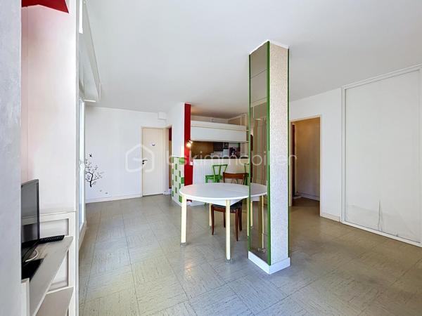 À moins d'une minute à pied de la plage et en plein centre-ville, découvrez cet appartement de 43 m², situé au 2ᵉ étage d’une résidence calme et bien entretenue.

Son emplacement permet de profiter pleinement du mode de vie de La Grande Motte : plage, commerces et commodités accessibles à pied, sans avoir besoin de prendre la voiture.

L’appartement bénéficie de deux espaces extérieurs d’environ 4 m² chacun, avec un balcon ainsi qu’une loggia, offrant des espaces supplémentaires particulièrement appréciables.

Côté nuit, le bien propose une configuration intéressante et modulable avec :

- un coin chambre ouvert sur la loggia ;
- une alcôve avec fenêtre, idéale pour un couchage supplémentaire, un bureau ou un espace à aménager selon vos besoins.

La salle d’eau a déjà été rénovée. La cuisine pourra quant à elle être modernisée et personnalisée afin de créer un intérieur à votre image.

Parmi ses autres atouts :

- Double vitrage sur l’ensemble de l’appartement
- Ravalement de façade réalisé
- Résidence calme et bien entretenue
- 2ᵉ étage sans ascenseur
- Emplacement central à proximité immédiate de la plage

Autre avantage important : les charges de copropriété comprennent l’eau froide, l’eau chaude ainsi que le chauffage collectif au sol, maintenu à 19 °C, permettant de bénéficier d’un confort appréciable tout au long de l’année.

Un appartement à fort potentiel, idéal aussi bien pour une résidence secondaire que pour un pied-à-terre en bord de mer ou un investissement locatif.

Une belle opportunité à découvrir sans tarder !

 Contactez moi dès maintenant pour organiser une visite et découvrir tout le potentiel de ce bien.