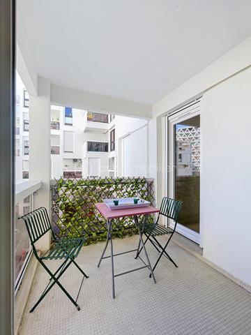 À moins d'une minute à pied de la plage et en plein centre-ville, découvrez cet appartement de 43 m², situé au 2ᵉ étage d’une résidence calme et bien entretenue.

Son emplacement permet de profiter pleinement du mode de vie de La Grande Motte : plage, commerces et commodités accessibles à pied, sans avoir besoin de prendre la voiture.

L’appartement bénéficie de deux espaces extérieurs d’environ 4 m² chacun, avec un balcon ainsi qu’une loggia, offrant des espaces supplémentaires particulièrement appréciables.

Côté nuit, le bien propose une configuration intéressante et modulable avec :

- un coin chambre ouvert sur la loggia ;
- une alcôve avec fenêtre, idéale pour un couchage supplémentaire, un bureau ou un espace à aménager selon vos besoins.

La salle d’eau a déjà été rénovée. La cuisine pourra quant à elle être modernisée et personnalisée afin de créer un intérieur à votre image.

Parmi ses autres atouts :

- Double vitrage sur l’ensemble de l’appartement
- Ravalement de façade réalisé
- Résidence calme et bien entretenue
- 2ᵉ étage sans ascenseur
- Emplacement central à proximité immédiate de la plage

Autre avantage important : les charges de copropriété comprennent l’eau froide, l’eau chaude ainsi que le chauffage collectif au sol, maintenu à 19 °C, permettant de bénéficier d’un confort appréciable tout au long de l’année.

Un appartement à fort potentiel, idéal aussi bien pour une résidence secondaire que pour un pied-à-terre en bord de mer ou un investissement locatif.

Une belle opportunité à découvrir sans tarder !

 Contactez moi dès maintenant pour organiser une visite et découvrir tout le potentiel de ce bien.