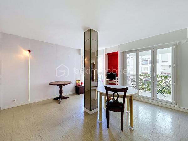 À moins d'une minute à pied de la plage et en plein centre-ville, découvrez cet appartement de 43 m², situé au 2ᵉ étage d’une résidence calme et bien entretenue.

Son emplacement permet de profiter pleinement du mode de vie de La Grande Motte : plage, commerces et commodités accessibles à pied, sans avoir besoin de prendre la voiture.

L’appartement bénéficie de deux espaces extérieurs d’environ 4 m² chacun, avec un balcon ainsi qu’une loggia, offrant des espaces supplémentaires particulièrement appréciables.

Côté nuit, le bien propose une configuration intéressante et modulable avec :

- un coin chambre ouvert sur la loggia ;
- une alcôve avec fenêtre, idéale pour un couchage supplémentaire, un bureau ou un espace à aménager selon vos besoins.

La salle d’eau a déjà été rénovée. La cuisine pourra quant à elle être modernisée et personnalisée afin de créer un intérieur à votre image.

Parmi ses autres atouts :

- Double vitrage sur l’ensemble de l’appartement
- Ravalement de façade réalisé
- Résidence calme et bien entretenue
- 2ᵉ étage sans ascenseur
- Emplacement central à proximité immédiate de la plage

Autre avantage important : les charges de copropriété comprennent l’eau froide, l’eau chaude ainsi que le chauffage collectif au sol, maintenu à 19 °C, permettant de bénéficier d’un confort appréciable tout au long de l’année.

Un appartement à fort potentiel, idéal aussi bien pour une résidence secondaire que pour un pied-à-terre en bord de mer ou un investissement locatif.

Une belle opportunité à découvrir sans tarder !

 Contactez moi dès maintenant pour organiser une visite et découvrir tout le potentiel de ce bien.