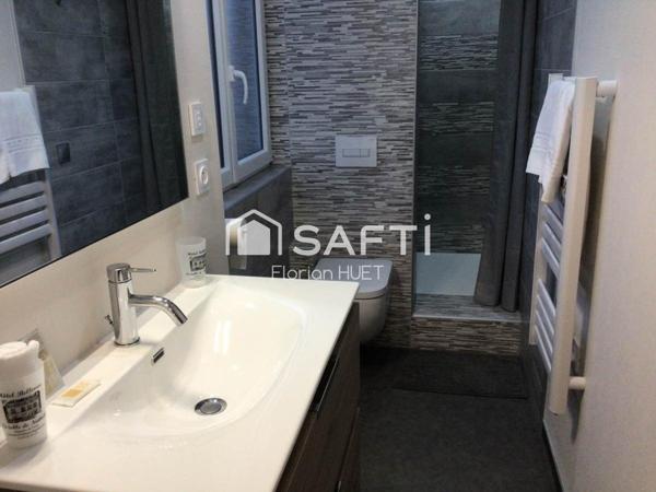 Actif immobilier rare en station thermale dynamique, alliant charme, rentabilité et fort potentiel de valorisation.