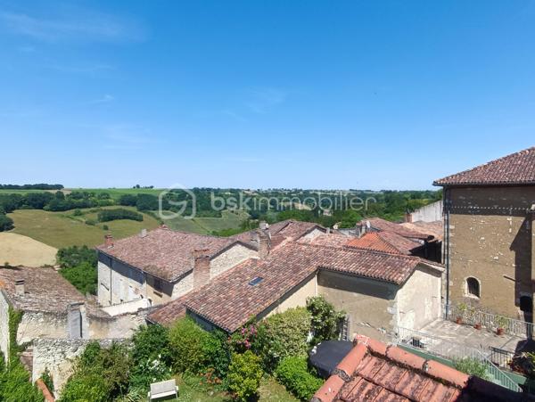Lectoure séduit par son patrimoine historique, ses thermes réputés, sa vie culturelle dynamique et sa douceur de vivre unique au cœur du Gers.

À quelques pas des commerces, restaurants, écoles, services et du célèbre marché de la ville, cette remarquable demeure de caractère a tout pour devenir une véritable maison de rêve à Lectoure.

Cette maison de ville aux volumes exceptionnels offre de belles hauteurs sous plafond et de nombreux éléments anciens soigneusement préservés : parquets d’époque, moulures, cheminées anciennes…

Traversante sud/nord, la maison bénéficie d’une luminosité remarquable tout au long de la journée. Son grand jardin, avec de superbes vues dégagées sur la campagne, ainsi que sa localisation idéale, en font un bien rare.

Au rez-de-chaussée, une vaste entrée distribue plusieurs pièces aux multiples possibilités d’aménagement : création d’un grand salon de réception, d’une cuisine familiale, accès direct au garage… Un magnifique escalier en pierre mène au jardin.

Depuis l’intérieur, on accède également à la cave, où il serait tout à fait envisageable d’aménager une cuisine d’été ouvrant directement sur le jardin.

Le premier étage accueille de nombreuses pièces de vie laissant libre cours à l’imagination selon vos envies et votre projet. Ce niveau comprend six pièces au total, dont une ancienne cuisine et une salle de bain.

Au deuxième étage, vous trouverez encore cinq chambres ainsi qu’une salle d’eau.

Les menuiseries anciennes en bois ont été conservées et équipées de double vitrage. Les volets peints sont en très bon état, tandis que les sols ont été poncés et laissés bruts, prêts à accueillir votre projet de décoration.

Véritable page blanche pleine de caractère, cette propriété offre un potentiel exceptionnel pour donner vie à un projet familial, artistique, professionnel — ou à une combinaison de tous ces univers. Ses volumes généreux et son charme authentique permettent d’imaginer de nombreuses possibilités.