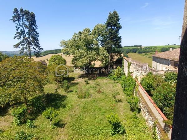Lectoure séduit par son patrimoine historique, ses thermes réputés, sa vie culturelle dynamique et sa douceur de vivre unique au cœur du Gers.

À quelques pas des commerces, restaurants, écoles, services et du célèbre marché de la ville, cette remarquable demeure de caractère a tout pour devenir une véritable maison de rêve à Lectoure.

Cette maison de ville aux volumes exceptionnels offre de belles hauteurs sous plafond et de nombreux éléments anciens soigneusement préservés : parquets d’époque, moulures, cheminées anciennes…

Traversante sud/nord, la maison bénéficie d’une luminosité remarquable tout au long de la journée. Son grand jardin, avec de superbes vues dégagées sur la campagne, ainsi que sa localisation idéale, en font un bien rare.

Au rez-de-chaussée, une vaste entrée distribue plusieurs pièces aux multiples possibilités d’aménagement : création d’un grand salon de réception, d’une cuisine familiale, accès direct au garage… Un magnifique escalier en pierre mène au jardin.

Depuis l’intérieur, on accède également à la cave, où il serait tout à fait envisageable d’aménager une cuisine d’été ouvrant directement sur le jardin.

Le premier étage accueille de nombreuses pièces de vie laissant libre cours à l’imagination selon vos envies et votre projet. Ce niveau comprend six pièces au total, dont une ancienne cuisine et une salle de bain.

Au deuxième étage, vous trouverez encore cinq chambres ainsi qu’une salle d’eau.

Les menuiseries anciennes en bois ont été conservées et équipées de double vitrage. Les volets peints sont en très bon état, tandis que les sols ont été poncés et laissés bruts, prêts à accueillir votre projet de décoration.

Véritable page blanche pleine de caractère, cette propriété offre un potentiel exceptionnel pour donner vie à un projet familial, artistique, professionnel — ou à une combinaison de tous ces univers. Ses volumes généreux et son charme authentique permettent d’imaginer de nombreuses possibilités.
