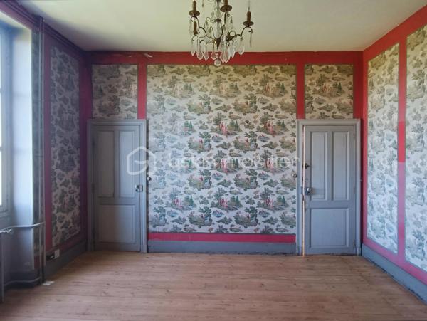Lectoure séduit par son patrimoine historique, ses thermes réputés, sa vie culturelle dynamique et sa douceur de vivre unique au cœur du Gers.

À quelques pas des commerces, restaurants, écoles, services et du célèbre marché de la ville, cette remarquable demeure de caractère a tout pour devenir une véritable maison de rêve à Lectoure.

Cette maison de ville aux volumes exceptionnels offre de belles hauteurs sous plafond et de nombreux éléments anciens soigneusement préservés : parquets d’époque, moulures, cheminées anciennes…

Traversante sud/nord, la maison bénéficie d’une luminosité remarquable tout au long de la journée. Son grand jardin, avec de superbes vues dégagées sur la campagne, ainsi que sa localisation idéale, en font un bien rare.

Au rez-de-chaussée, une vaste entrée distribue plusieurs pièces aux multiples possibilités d’aménagement : création d’un grand salon de réception, d’une cuisine familiale, accès direct au garage… Un magnifique escalier en pierre mène au jardin.

Depuis l’intérieur, on accède également à la cave, où il serait tout à fait envisageable d’aménager une cuisine d’été ouvrant directement sur le jardin.

Le premier étage accueille de nombreuses pièces de vie laissant libre cours à l’imagination selon vos envies et votre projet. Ce niveau comprend six pièces au total, dont une ancienne cuisine et une salle de bain.

Au deuxième étage, vous trouverez encore cinq chambres ainsi qu’une salle d’eau.

Les menuiseries anciennes en bois ont été conservées et équipées de double vitrage. Les volets peints sont en très bon état, tandis que les sols ont été poncés et laissés bruts, prêts à accueillir votre projet de décoration.

Véritable page blanche pleine de caractère, cette propriété offre un potentiel exceptionnel pour donner vie à un projet familial, artistique, professionnel — ou à une combinaison de tous ces univers. Ses volumes généreux et son charme authentique permettent d’imaginer de nombreuses possibilités.