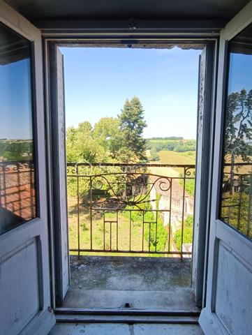 Lectoure séduit par son patrimoine historique, ses thermes réputés, sa vie culturelle dynamique et sa douceur de vivre unique au cœur du Gers.

À quelques pas des commerces, restaurants, écoles, services et du célèbre marché de la ville, cette remarquable demeure de caractère a tout pour devenir une véritable maison de rêve à Lectoure.

Cette maison de ville aux volumes exceptionnels offre de belles hauteurs sous plafond et de nombreux éléments anciens soigneusement préservés : parquets d’époque, moulures, cheminées anciennes…

Traversante sud/nord, la maison bénéficie d’une luminosité remarquable tout au long de la journée. Son grand jardin, avec de superbes vues dégagées sur la campagne, ainsi que sa localisation idéale, en font un bien rare.

Au rez-de-chaussée, une vaste entrée distribue plusieurs pièces aux multiples possibilités d’aménagement : création d’un grand salon de réception, d’une cuisine familiale, accès direct au garage… Un magnifique escalier en pierre mène au jardin.

Depuis l’intérieur, on accède également à la cave, où il serait tout à fait envisageable d’aménager une cuisine d’été ouvrant directement sur le jardin.

Le premier étage accueille de nombreuses pièces de vie laissant libre cours à l’imagination selon vos envies et votre projet. Ce niveau comprend six pièces au total, dont une ancienne cuisine et une salle de bain.

Au deuxième étage, vous trouverez encore cinq chambres ainsi qu’une salle d’eau.

Les menuiseries anciennes en bois ont été conservées et équipées de double vitrage. Les volets peints sont en très bon état, tandis que les sols ont été poncés et laissés bruts, prêts à accueillir votre projet de décoration.

Véritable page blanche pleine de caractère, cette propriété offre un potentiel exceptionnel pour donner vie à un projet familial, artistique, professionnel — ou à une combinaison de tous ces univers. Ses volumes généreux et son charme authentique permettent d’imaginer de nombreuses possibilités.