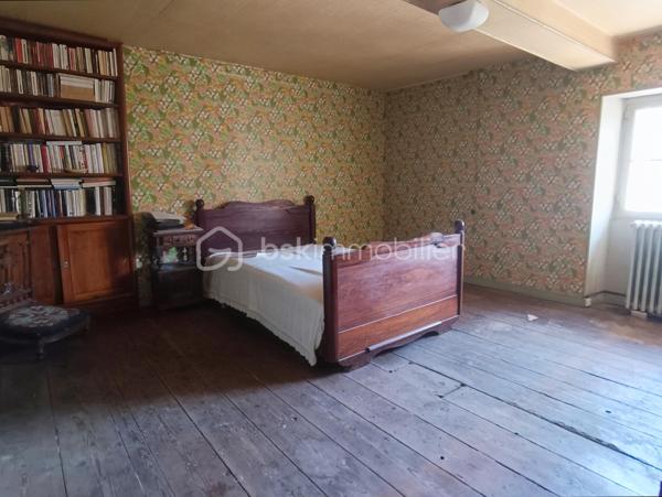 Lectoure séduit par son patrimoine historique, ses thermes réputés, sa vie culturelle dynamique et sa douceur de vivre unique au cœur du Gers.

À quelques pas des commerces, restaurants, écoles, services et du célèbre marché de la ville, cette remarquable demeure de caractère a tout pour devenir une véritable maison de rêve à Lectoure.

Cette maison de ville aux volumes exceptionnels offre de belles hauteurs sous plafond et de nombreux éléments anciens soigneusement préservés : parquets d’époque, moulures, cheminées anciennes…

Traversante sud/nord, la maison bénéficie d’une luminosité remarquable tout au long de la journée. Son grand jardin, avec de superbes vues dégagées sur la campagne, ainsi que sa localisation idéale, en font un bien rare.

Au rez-de-chaussée, une vaste entrée distribue plusieurs pièces aux multiples possibilités d’aménagement : création d’un grand salon de réception, d’une cuisine familiale, accès direct au garage… Un magnifique escalier en pierre mène au jardin.

Depuis l’intérieur, on accède également à la cave, où il serait tout à fait envisageable d’aménager une cuisine d’été ouvrant directement sur le jardin.

Le premier étage accueille de nombreuses pièces de vie laissant libre cours à l’imagination selon vos envies et votre projet. Ce niveau comprend six pièces au total, dont une ancienne cuisine et une salle de bain.

Au deuxième étage, vous trouverez encore cinq chambres ainsi qu’une salle d’eau.

Les menuiseries anciennes en bois ont été conservées et équipées de double vitrage. Les volets peints sont en très bon état, tandis que les sols ont été poncés et laissés bruts, prêts à accueillir votre projet de décoration.

Véritable page blanche pleine de caractère, cette propriété offre un potentiel exceptionnel pour donner vie à un projet familial, artistique, professionnel — ou à une combinaison de tous ces univers. Ses volumes généreux et son charme authentique permettent d’imaginer de nombreuses possibilités.