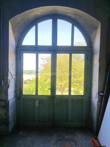 Lectoure séduit par son patrimoine historique, ses thermes réputés, sa vie culturelle dynamique et sa douceur de vivre unique au cœur du Gers.

À quelques pas des commerces, restaurants, écoles, services et du célèbre marché de la ville, cette remarquable demeure de caractère a tout pour devenir une véritable maison de rêve à Lectoure.

Cette maison de ville aux volumes exceptionnels offre de belles hauteurs sous plafond et de nombreux éléments anciens soigneusement préservés : parquets d’époque, moulures, cheminées anciennes…

Traversante sud/nord, la maison bénéficie d’une luminosité remarquable tout au long de la journée. Son grand jardin, avec de superbes vues dégagées sur la campagne, ainsi que sa localisation idéale, en font un bien rare.

Au rez-de-chaussée, une vaste entrée distribue plusieurs pièces aux multiples possibilités d’aménagement : création d’un grand salon de réception, d’une cuisine familiale, accès direct au garage… Un magnifique escalier en pierre mène au jardin.

Depuis l’intérieur, on accède également à la cave, où il serait tout à fait envisageable d’aménager une cuisine d’été ouvrant directement sur le jardin.

Le premier étage accueille de nombreuses pièces de vie laissant libre cours à l’imagination selon vos envies et votre projet. Ce niveau comprend six pièces au total, dont une ancienne cuisine et une salle de bain.

Au deuxième étage, vous trouverez encore cinq chambres ainsi qu’une salle d’eau.

Les menuiseries anciennes en bois ont été conservées et équipées de double vitrage. Les volets peints sont en très bon état, tandis que les sols ont été poncés et laissés bruts, prêts à accueillir votre projet de décoration.

Véritable page blanche pleine de caractère, cette propriété offre un potentiel exceptionnel pour donner vie à un projet familial, artistique, professionnel — ou à une combinaison de tous ces univers. Ses volumes généreux et son charme authentique permettent d’imaginer de nombreuses possibilités.
