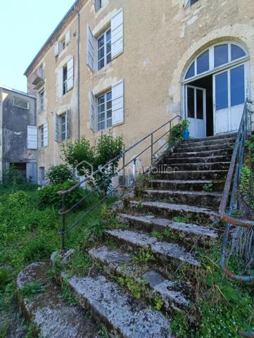 Lectoure séduit par son patrimoine historique, ses thermes réputés, sa vie culturelle dynamique et sa douceur de vivre unique au cœur du Gers.

À quelques pas des commerces, restaurants, écoles, services et du célèbre marché de la ville, cette remarquable demeure de caractère a tout pour devenir une véritable maison de rêve à Lectoure.

Cette maison de ville aux volumes exceptionnels offre de belles hauteurs sous plafond et de nombreux éléments anciens soigneusement préservés : parquets d’époque, moulures, cheminées anciennes…

Traversante sud/nord, la maison bénéficie d’une luminosité remarquable tout au long de la journée. Son grand jardin, avec de superbes vues dégagées sur la campagne, ainsi que sa localisation idéale, en font un bien rare.

Au rez-de-chaussée, une vaste entrée distribue plusieurs pièces aux multiples possibilités d’aménagement : création d’un grand salon de réception, d’une cuisine familiale, accès direct au garage… Un magnifique escalier en pierre mène au jardin.

Depuis l’intérieur, on accède également à la cave, où il serait tout à fait envisageable d’aménager une cuisine d’été ouvrant directement sur le jardin.

Le premier étage accueille de nombreuses pièces de vie laissant libre cours à l’imagination selon vos envies et votre projet. Ce niveau comprend six pièces au total, dont une ancienne cuisine et une salle de bain.

Au deuxième étage, vous trouverez encore cinq chambres ainsi qu’une salle d’eau.

Les menuiseries anciennes en bois ont été conservées et équipées de double vitrage. Les volets peints sont en très bon état, tandis que les sols ont été poncés et laissés bruts, prêts à accueillir votre projet de décoration.

Véritable page blanche pleine de caractère, cette propriété offre un potentiel exceptionnel pour donner vie à un projet familial, artistique, professionnel — ou à une combinaison de tous ces univers. Ses volumes généreux et son charme authentique permettent d’imaginer de nombreuses possibilités.