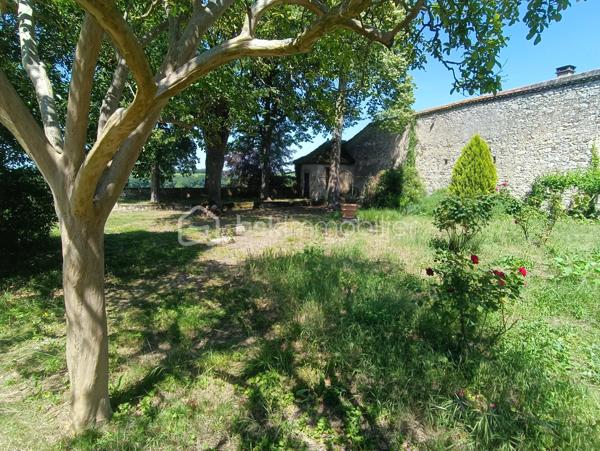 Lectoure séduit par son patrimoine historique, ses thermes réputés, sa vie culturelle dynamique et sa douceur de vivre unique au cœur du Gers.

À quelques pas des commerces, restaurants, écoles, services et du célèbre marché de la ville, cette remarquable demeure de caractère a tout pour devenir une véritable maison de rêve à Lectoure.

Cette maison de ville aux volumes exceptionnels offre de belles hauteurs sous plafond et de nombreux éléments anciens soigneusement préservés : parquets d’époque, moulures, cheminées anciennes…

Traversante sud/nord, la maison bénéficie d’une luminosité remarquable tout au long de la journée. Son grand jardin, avec de superbes vues dégagées sur la campagne, ainsi que sa localisation idéale, en font un bien rare.

Au rez-de-chaussée, une vaste entrée distribue plusieurs pièces aux multiples possibilités d’aménagement : création d’un grand salon de réception, d’une cuisine familiale, accès direct au garage… Un magnifique escalier en pierre mène au jardin.

Depuis l’intérieur, on accède également à la cave, où il serait tout à fait envisageable d’aménager une cuisine d’été ouvrant directement sur le jardin.

Le premier étage accueille de nombreuses pièces de vie laissant libre cours à l’imagination selon vos envies et votre projet. Ce niveau comprend six pièces au total, dont une ancienne cuisine et une salle de bain.

Au deuxième étage, vous trouverez encore cinq chambres ainsi qu’une salle d’eau.

Les menuiseries anciennes en bois ont été conservées et équipées de double vitrage. Les volets peints sont en très bon état, tandis que les sols ont été poncés et laissés bruts, prêts à accueillir votre projet de décoration.

Véritable page blanche pleine de caractère, cette propriété offre un potentiel exceptionnel pour donner vie à un projet familial, artistique, professionnel — ou à une combinaison de tous ces univers. Ses volumes généreux et son charme authentique permettent d’imaginer de nombreuses possibilités.
