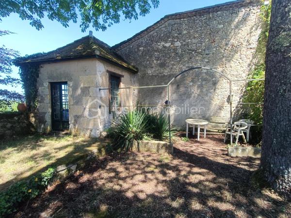 Lectoure séduit par son patrimoine historique, ses thermes réputés, sa vie culturelle dynamique et sa douceur de vivre unique au cœur du Gers.

À quelques pas des commerces, restaurants, écoles, services et du célèbre marché de la ville, cette remarquable demeure de caractère a tout pour devenir une véritable maison de rêve à Lectoure.

Cette maison de ville aux volumes exceptionnels offre de belles hauteurs sous plafond et de nombreux éléments anciens soigneusement préservés : parquets d’époque, moulures, cheminées anciennes…

Traversante sud/nord, la maison bénéficie d’une luminosité remarquable tout au long de la journée. Son grand jardin, avec de superbes vues dégagées sur la campagne, ainsi que sa localisation idéale, en font un bien rare.

Au rez-de-chaussée, une vaste entrée distribue plusieurs pièces aux multiples possibilités d’aménagement : création d’un grand salon de réception, d’une cuisine familiale, accès direct au garage… Un magnifique escalier en pierre mène au jardin.

Depuis l’intérieur, on accède également à la cave, où il serait tout à fait envisageable d’aménager une cuisine d’été ouvrant directement sur le jardin.

Le premier étage accueille de nombreuses pièces de vie laissant libre cours à l’imagination selon vos envies et votre projet. Ce niveau comprend six pièces au total, dont une ancienne cuisine et une salle de bain.

Au deuxième étage, vous trouverez encore cinq chambres ainsi qu’une salle d’eau.

Les menuiseries anciennes en bois ont été conservées et équipées de double vitrage. Les volets peints sont en très bon état, tandis que les sols ont été poncés et laissés bruts, prêts à accueillir votre projet de décoration.

Véritable page blanche pleine de caractère, cette propriété offre un potentiel exceptionnel pour donner vie à un projet familial, artistique, professionnel — ou à une combinaison de tous ces univers. Ses volumes généreux et son charme authentique permettent d’imaginer de nombreuses possibilités.