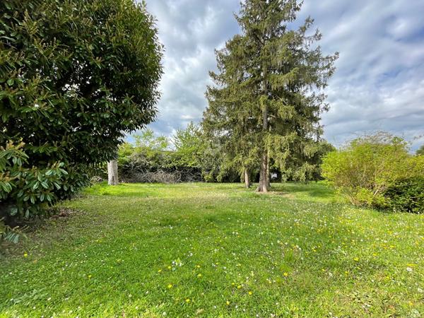 Terrain à Saint Germain en Laye de 773 m² 955 428 € **  - Référence  18423