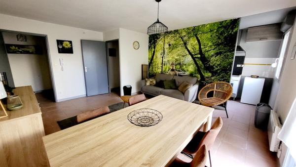 APPARTEMENT MEUBLE AVEC TERRASSE ET PARKING