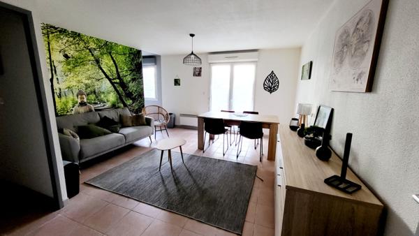 APPARTEMENT MEUBLE AVEC TERRASSE ET PARKING