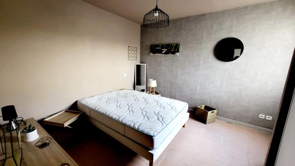 APPARTEMENT MEUBLE AVEC TERRASSE ET PARKING