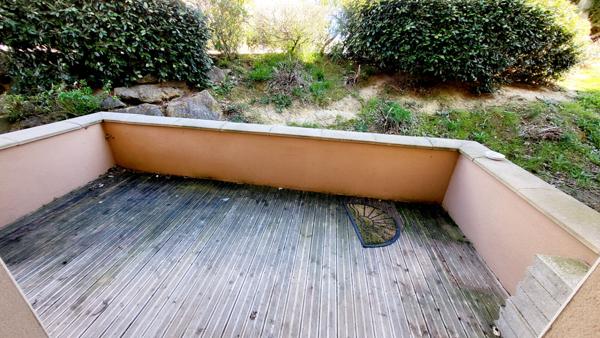 APPARTEMENT MEUBLE AVEC TERRASSE ET PARKING