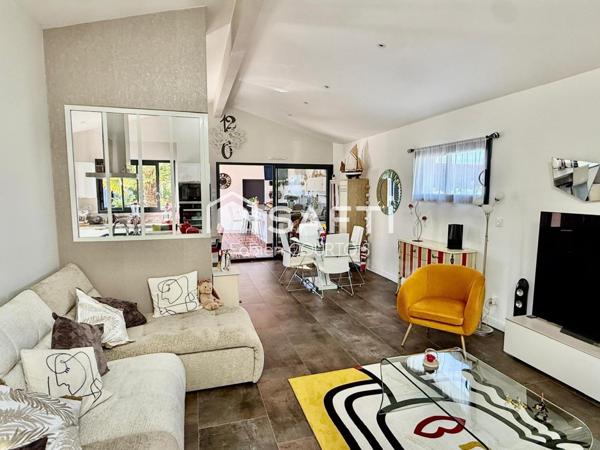 Maison contemporaine avec piscine de très haute qualité.