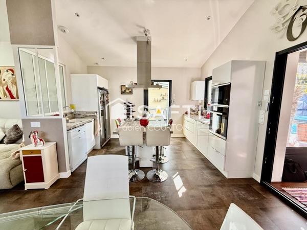 Maison contemporaine avec piscine de très haute qualité.