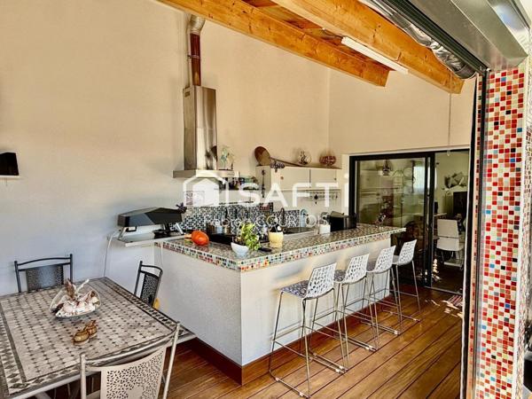 Maison contemporaine avec piscine de très haute qualité.