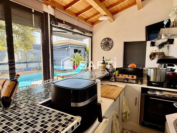 Maison contemporaine avec piscine de très haute qualité.