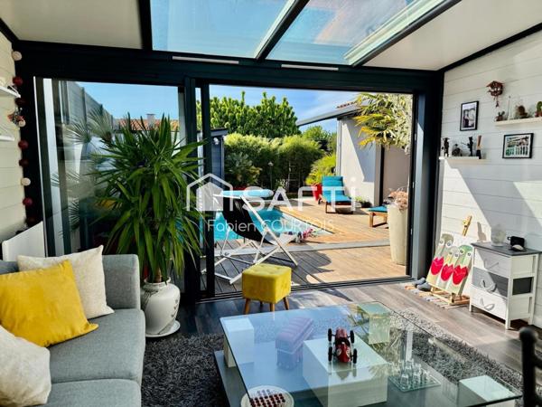 Maison contemporaine avec piscine de très haute qualité.