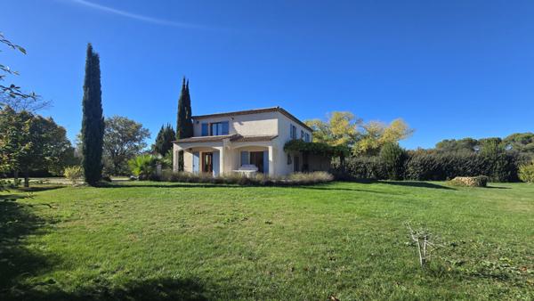 Vernègues !Maison familiale de 198 m² avec vue dégagée sur les collines