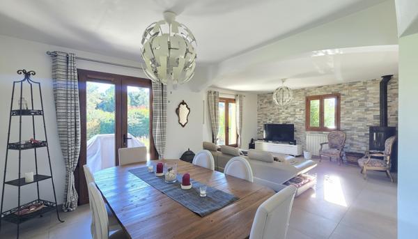 Vernègues !Maison familiale de 198 m² avec vue dégagée sur les collines