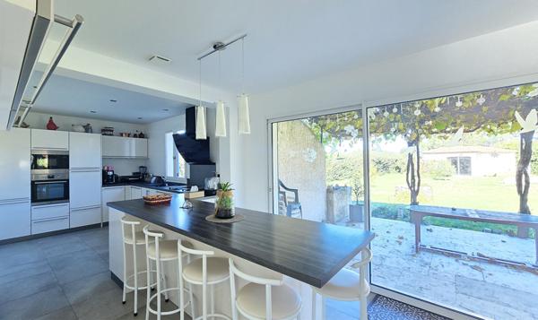 Vernègues !Maison familiale de 198 m² avec vue dégagée sur les collines