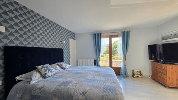 Vernègues !Maison familiale de 198 m² avec vue dégagée sur les collines