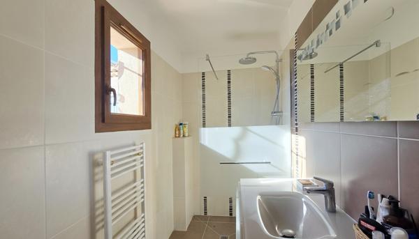 Vernègues !Maison familiale de 198 m² avec vue dégagée sur les collines