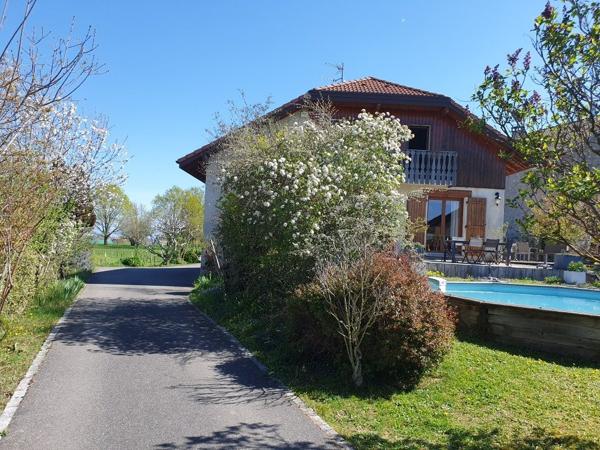 Maison avec piscine , secteur calme