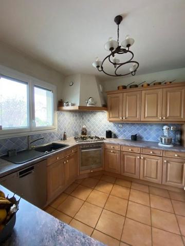 Maison avec piscine , secteur calme