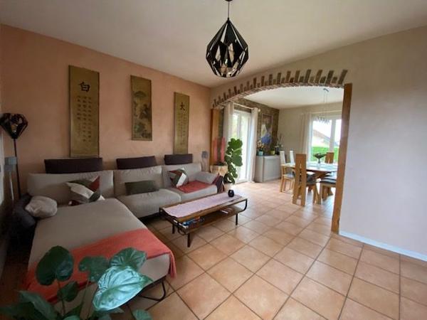 Maison avec piscine , secteur calme