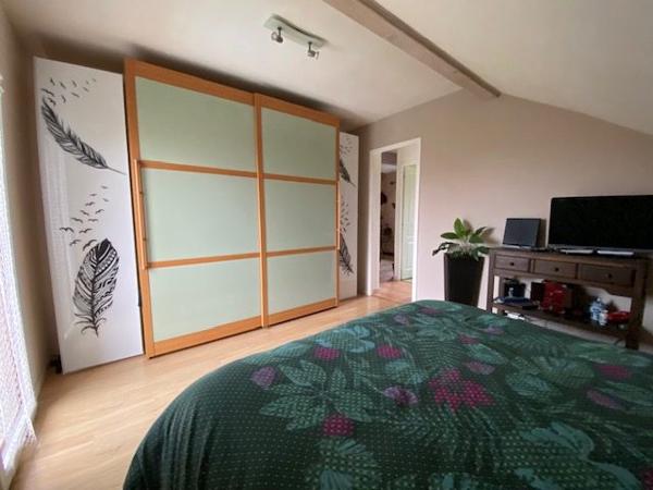 Maison avec piscine , secteur calme