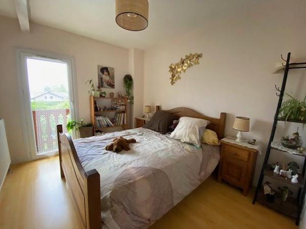 Maison avec piscine , secteur calme