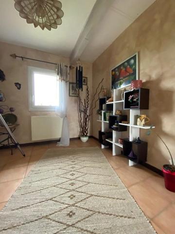 Maison avec piscine , secteur calme