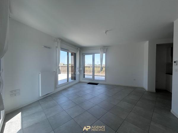 Appartement T4 récent ? Dernier étage ? 3 chambres ? 2 salles d'eau ? Parking La Rochelle 320 000 € **  - Référence  FB749