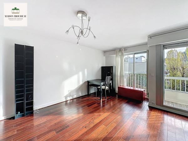 Studio avec balcon, calme et lumineux