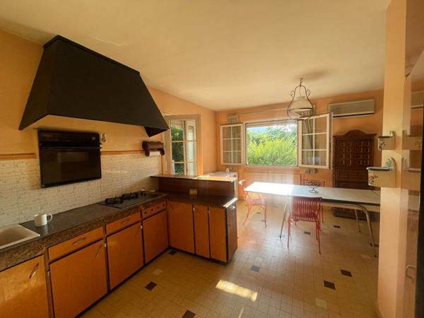 Au début du quartier du Bas Brésis, grande maison d'architecte disposant de 2 logements , terrain constructible quart