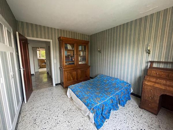 Au début du quartier du Bas Brésis, grande maison d'architecte disposant de 2 logements , terrain constructible quart