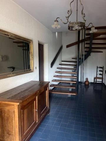 Au début du quartier du Bas Brésis, grande maison d'architecte disposant de 2 logements , terrain constructible quart
