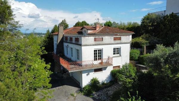 Au début du quartier du Bas Brésis, grande maison d'architecte disposant de 2 logements , terrain constructible quart