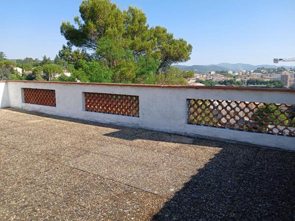 Au début du quartier du Bas Brésis, grande maison d'architecte disposant de 2 logements , terrain constructible quart