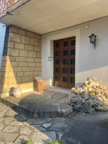 Au début du quartier du Bas Brésis, grande maison d'architecte disposant de 2 logements , terrain constructible quart